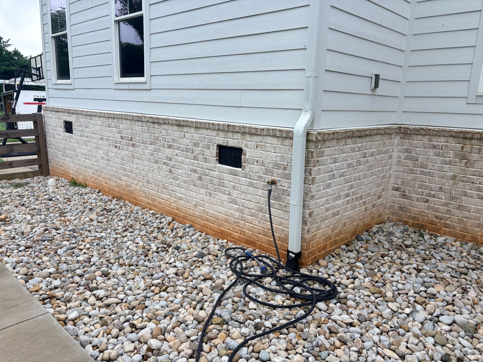 Gallery photos for Red Clay Stains on Your Driveway and Siding Don't Stand a Chance: Image #4